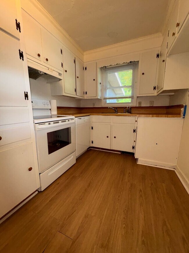 Foto del edificio - Charming 4-Bedroom Home with Basement and ...