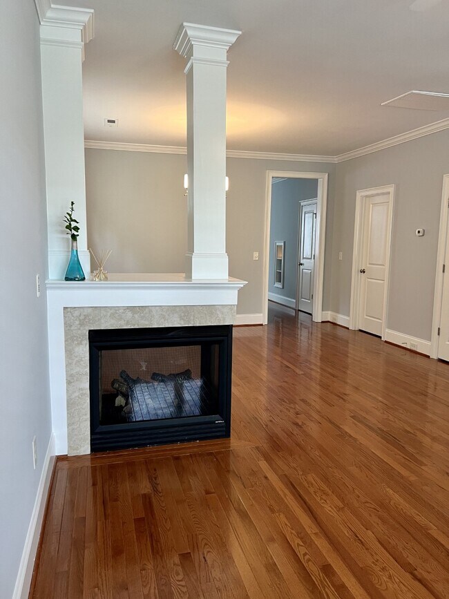 Building Photo - 5013 Sunny Creek Ln
