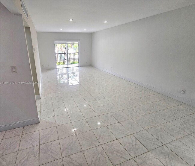 Foto del edificio - 701 NE 1st Ct