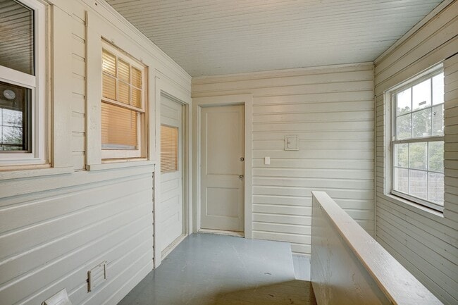 Building Photo - Exquisite 1 Bedroom Brownstone Apartment Steps Away from The Plaza District!