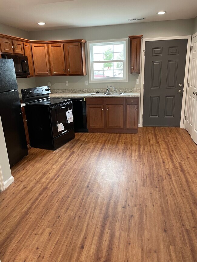 Cocina con acceso al patio trasero. - 1233 Remington Park Dr