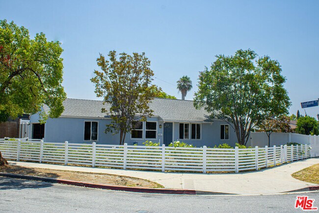 Foto del edificio - 6324 Goodland Ave