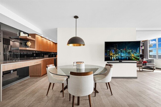Foto del edificio - 5151 Collins Ave