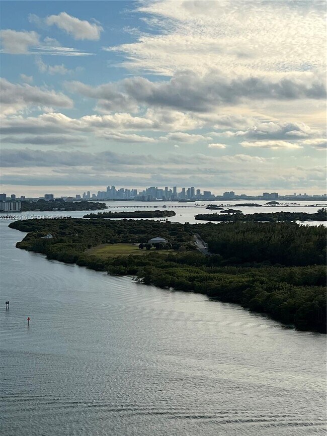 Foto del edificio - 300 Bayview Dr