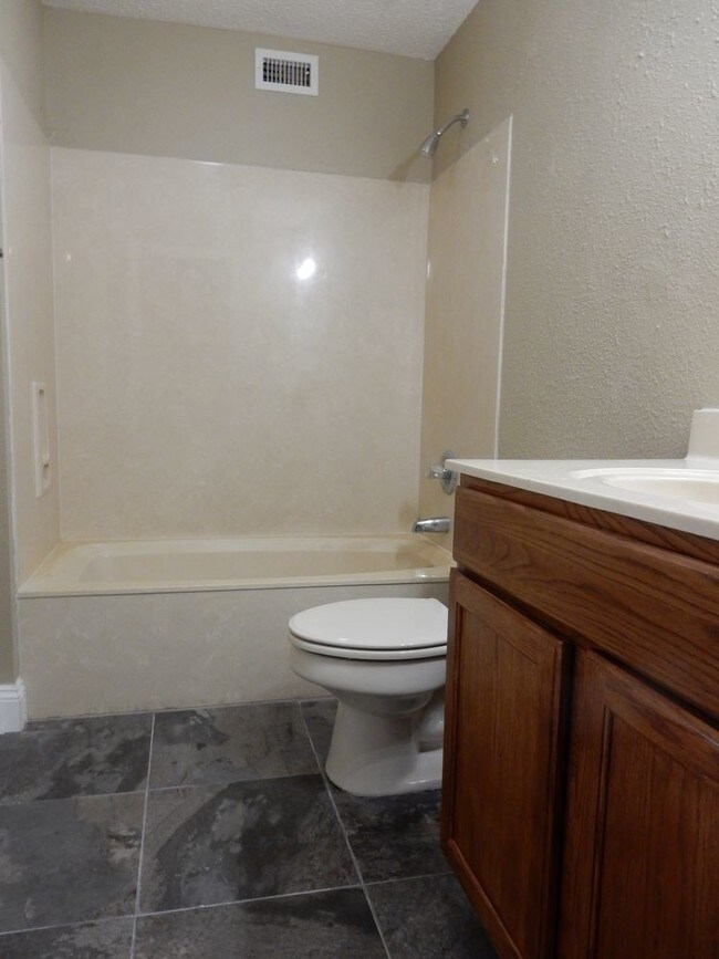 Building Photo - 1 Bedroom Unit Near Harborwalk Village