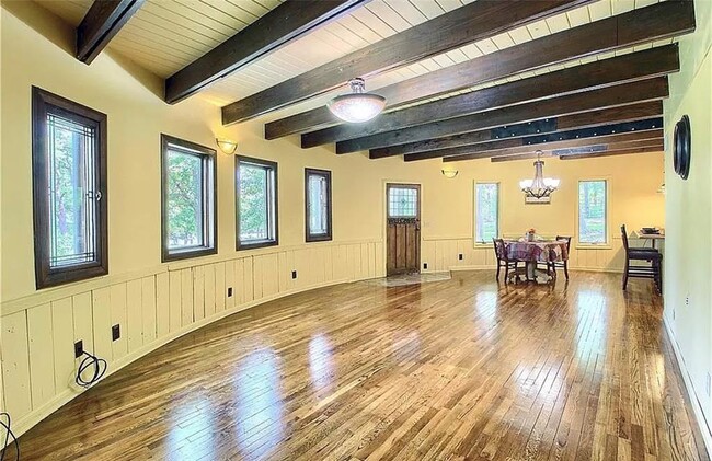 Building Photo - 496 N County Line Rd