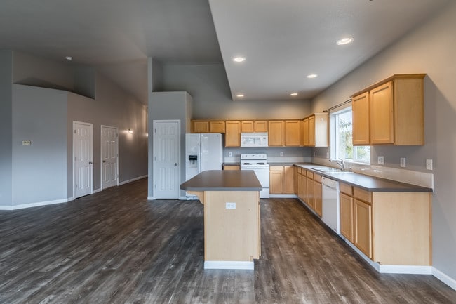 Building Photo - 59613 Oak Ridge St