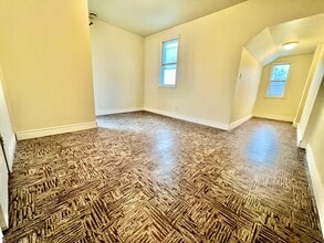 Building Photo - 87 King St E