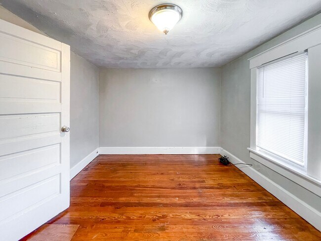 Foto del edificio - PRELEASING for AUGUST! Close to Campus: In-Unit Washer and Dryer
