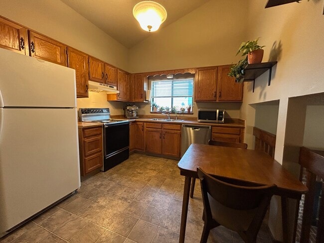 Building Photo - 5935 Pemberton Way
