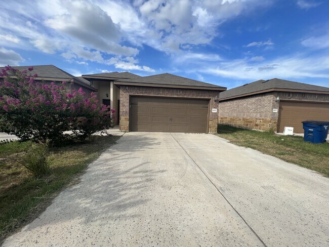 Foto del edificio - Spacious 3BR/2BA Duplex with Private Yard ...