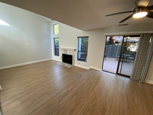 Building Photo - 2 Bed 2.5 Bath Townhouse W/ 2 Car Attached...