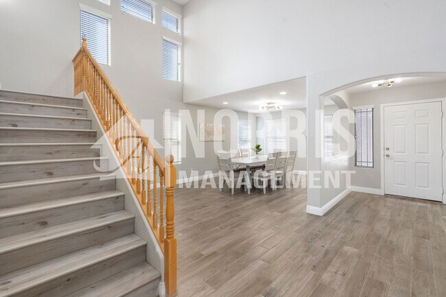 Building Photo - Beautiful Large Home w/A Pool