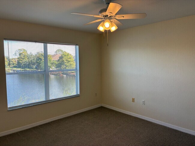 Foto del edificio - Gated Community Gem: Turnkey 2/2 in Emerald Lake First Month Free