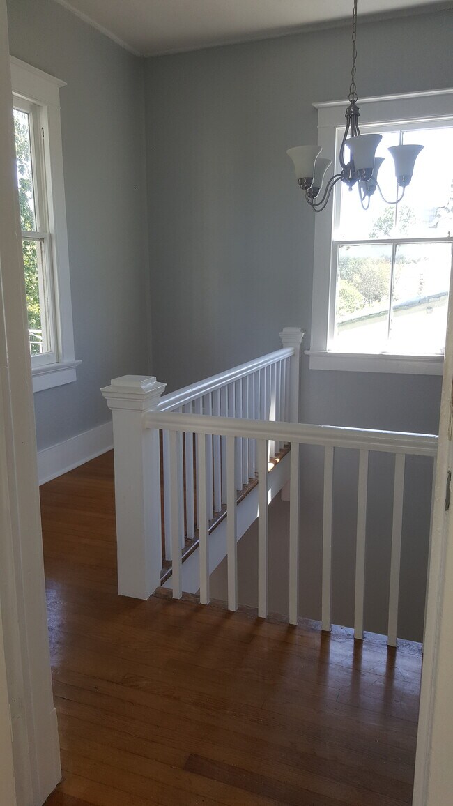Building Photo - 8 Fontainebleau Dr