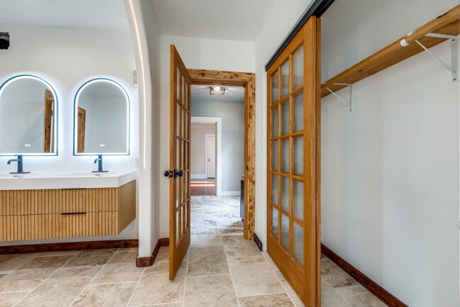 Master Bath - 135 E Ridgewood Ct