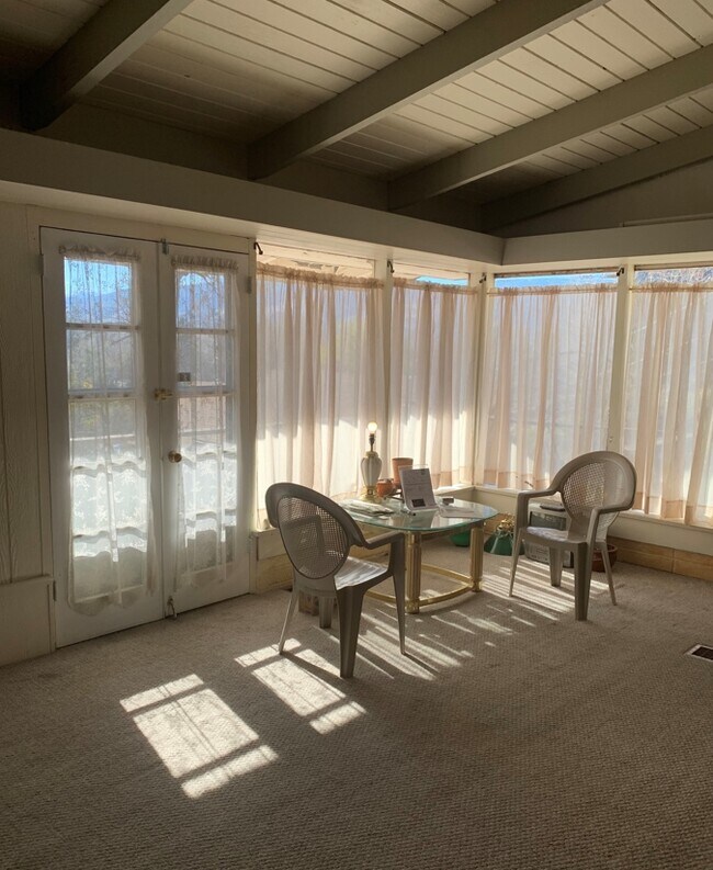 Sala de estar - 400 Minerva Ln