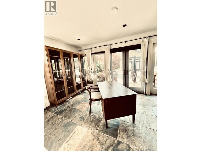 Photo du bâtiment - 1912 Acadia Rd