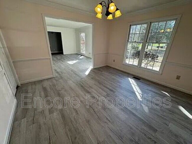 Building Photo - 2102 Oakcrest Ct