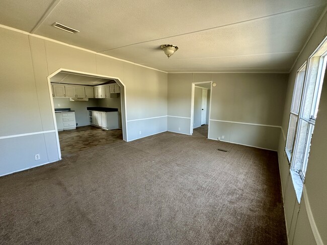Building Photo - 605 Latham Rd