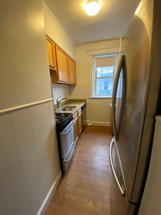 Foto del edificio - Avl May 1 - No Fee! - 3BR on Beacon St right on C line!