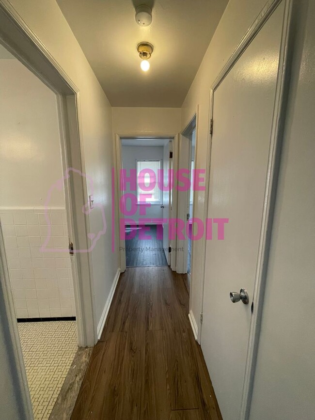 Building Photo - 3 BEDROOM 2 BATH BUNGALOW FREE PRE-SCREEN