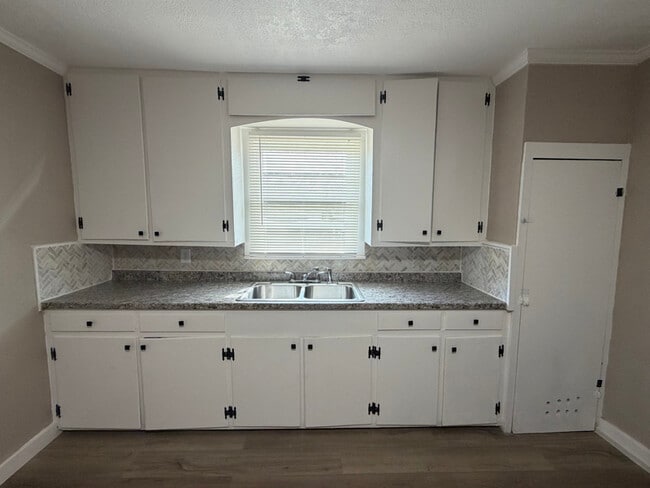 Building Photo - 304 W Main St