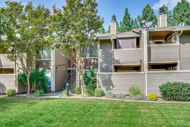 Building Photo - 2 bed 2 bath condo