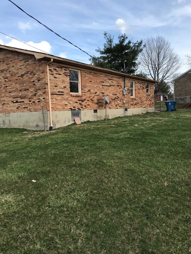 Building Photo - 99 Poplar Dr
