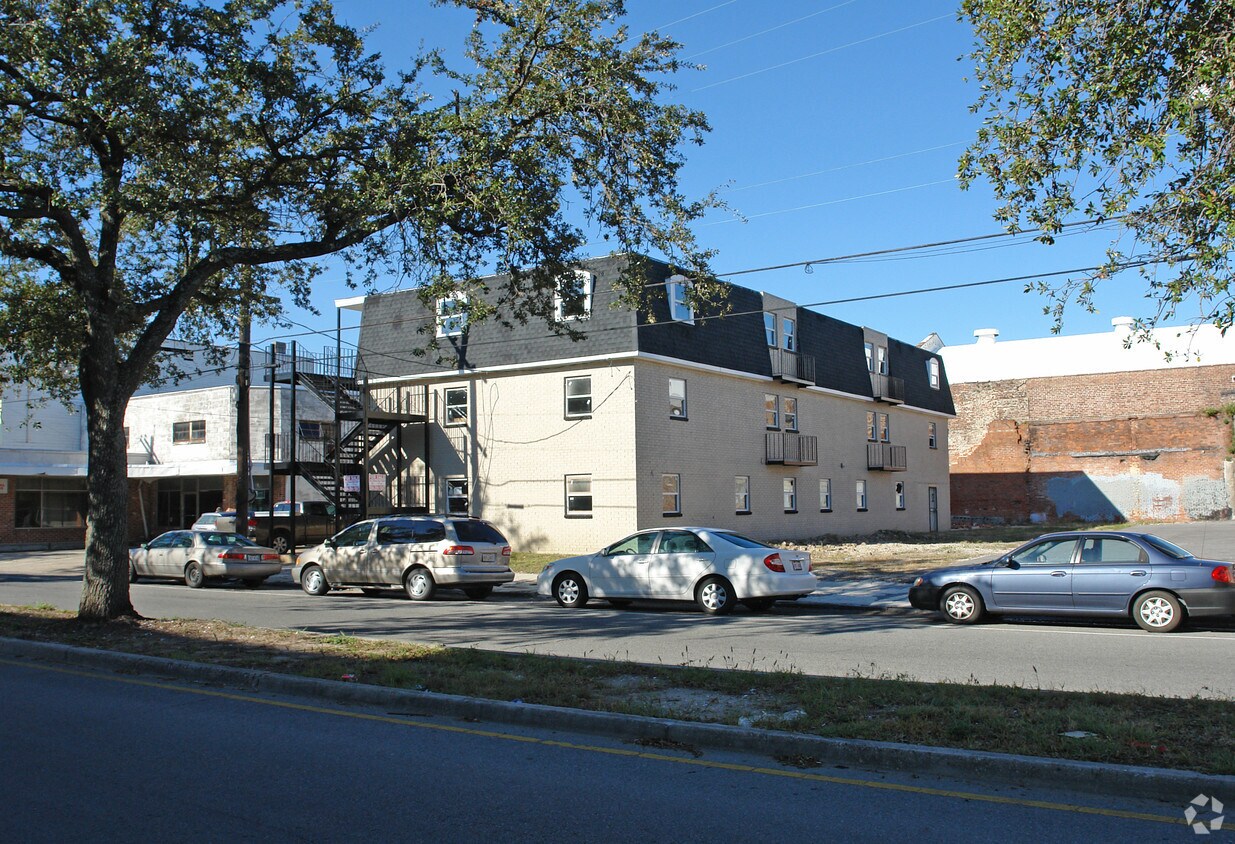 Building Photo - 1417 Annunciation St