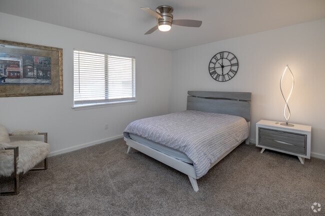 2BR, 1.5BA-940SF-Bedroom - Hickory Plantation