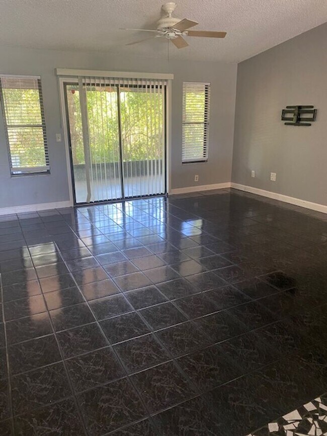 Foto del edificio - 3 Bedroom, 2 bathroom House in Lakewood Pa...