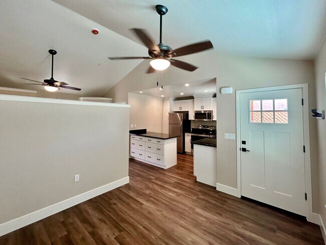 Foto del edificio - $1,595 Clovis Cottage,  1 Bed / 1 bath - 5th & Sunnyside Ave. / Solar Included!