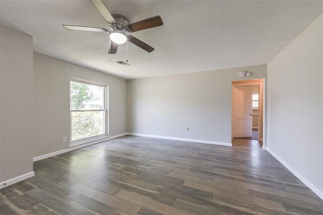 Building Photo - 3110 Albemarle Dr