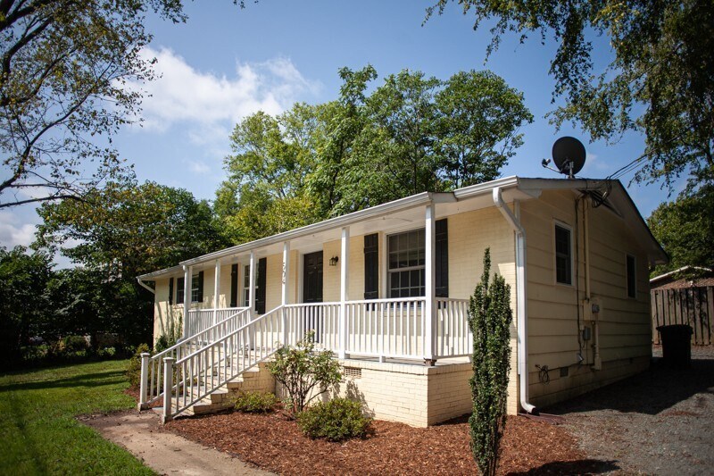 Primary Photo - Great house walkable to UNC!