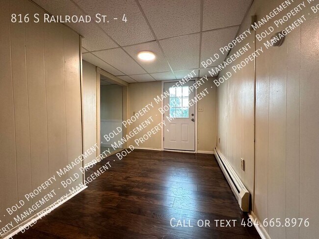 Foto del edificio - 816 S Railroad St