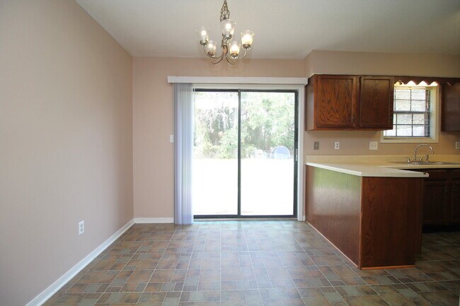 Foto del edificio - -Bed, 1.5-Bath Duplex in Bellview with Garage, Indoor Laundry, and Private Fenced Backyard