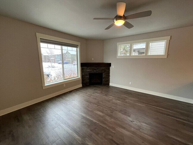 Building Photo - Spacious 3 Bed/2.5 Bath Single Family Home...