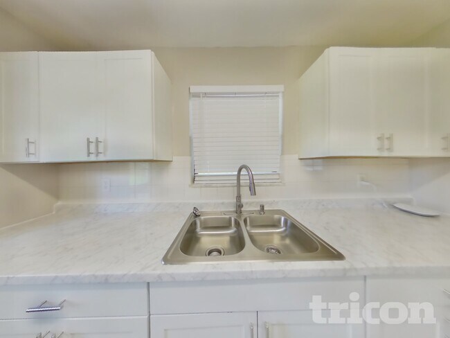 Foto del edificio - 944 Shorecrest Ave