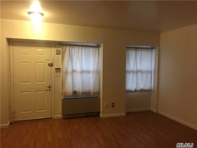 Foto del edificio - 67-63 Cloverdale Ln