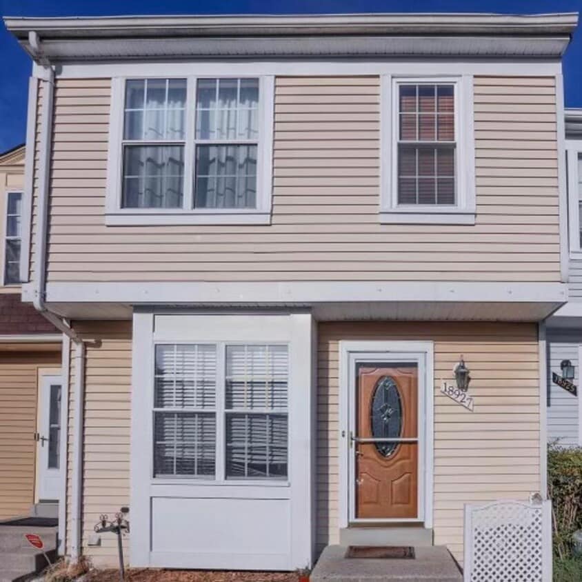 Primary Photo - Beautiful Townhome Near Gunner's Lake in G...