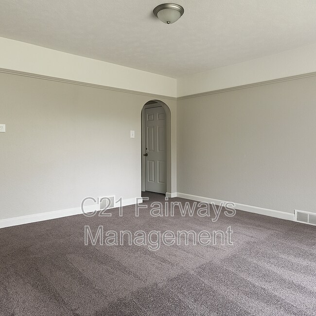 Building Photo - 864 Vankirk St