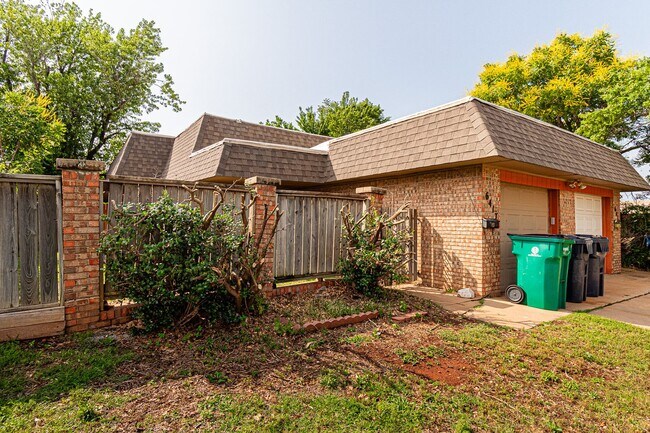 Building Photo - 2 Bed 2 Bath townhouse in OKC!