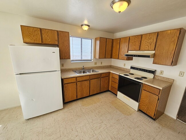 Building Photo - 2 Bd 1 Ba Dupex. Clean & Rent Ready