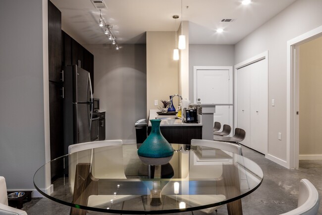 Foto del edificio - Modern 2-Bedroom Retreats: Contemporary Li...