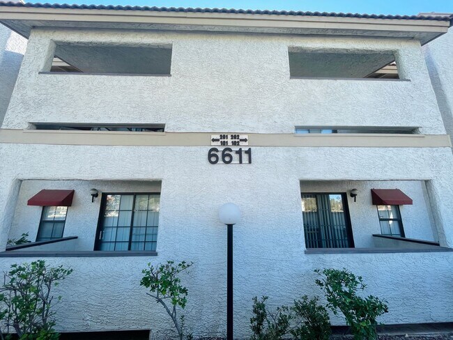 Foto del edificio - Centrally located beautiful second story condo in quiet community with tile & vinyl plank floorin...