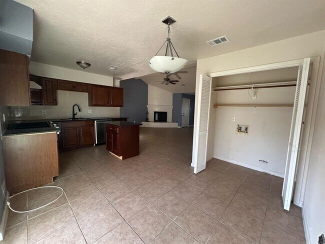 Building Photo - 16607 La Gloria Dr