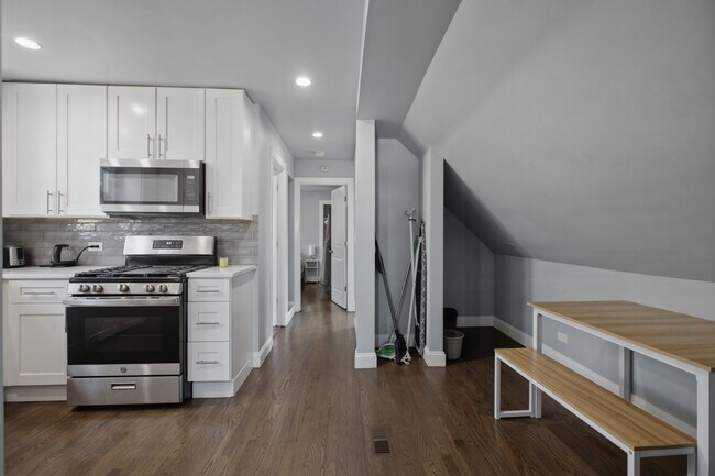 Foto del edificio - 2430 N Normandy Ave