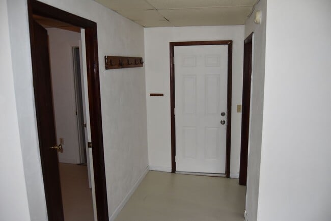 Building Photo - 3rd Floor Apartment *Weekly Rent*