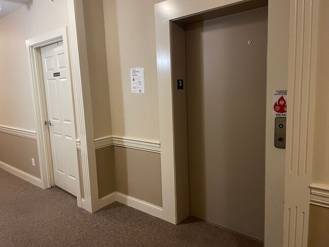Building Photo - AVAILABLE NOW!!!  Beautiful 2 bedroom, 2 b...